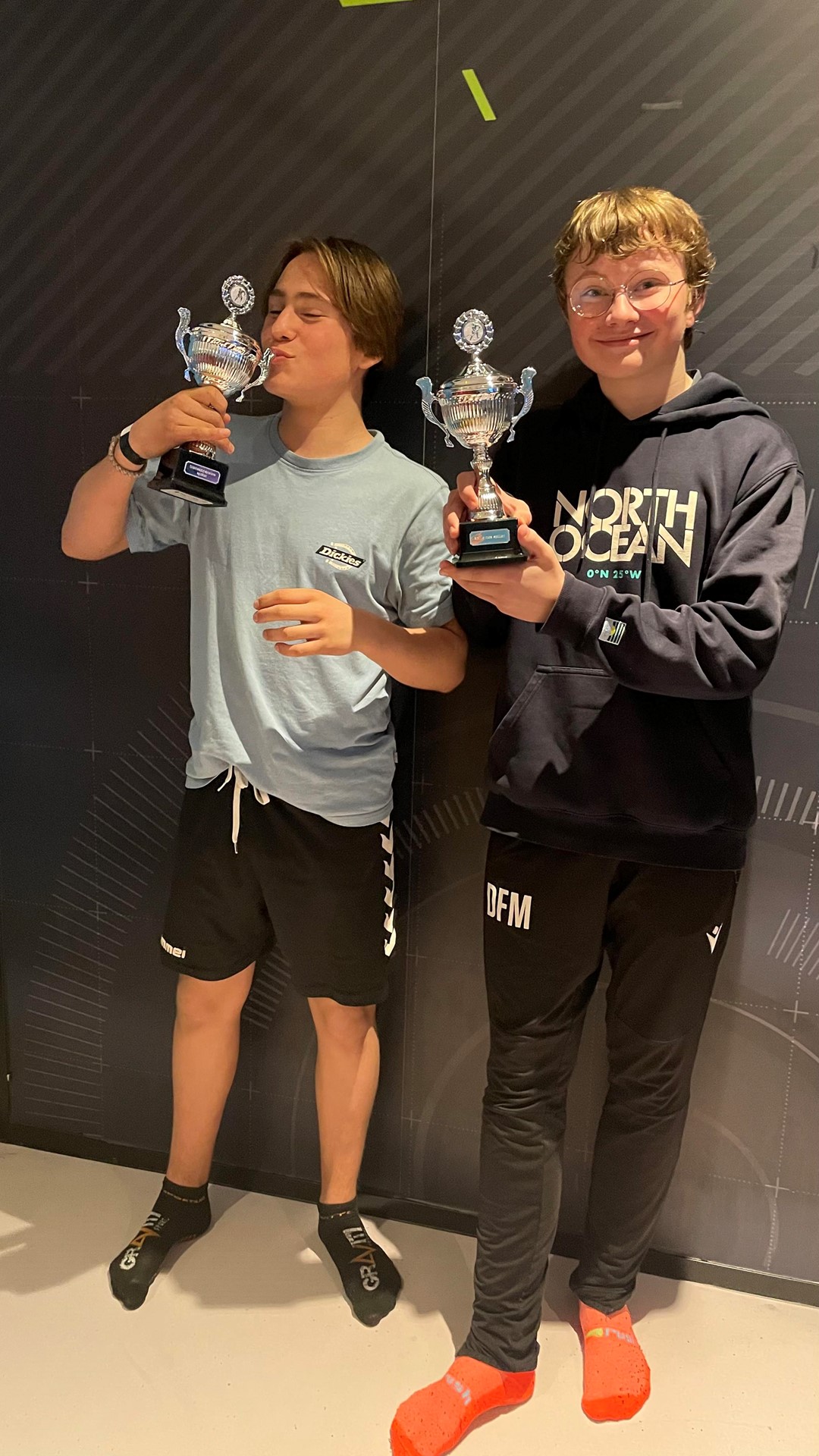 Brede og Leo med hver sin vandrepokal