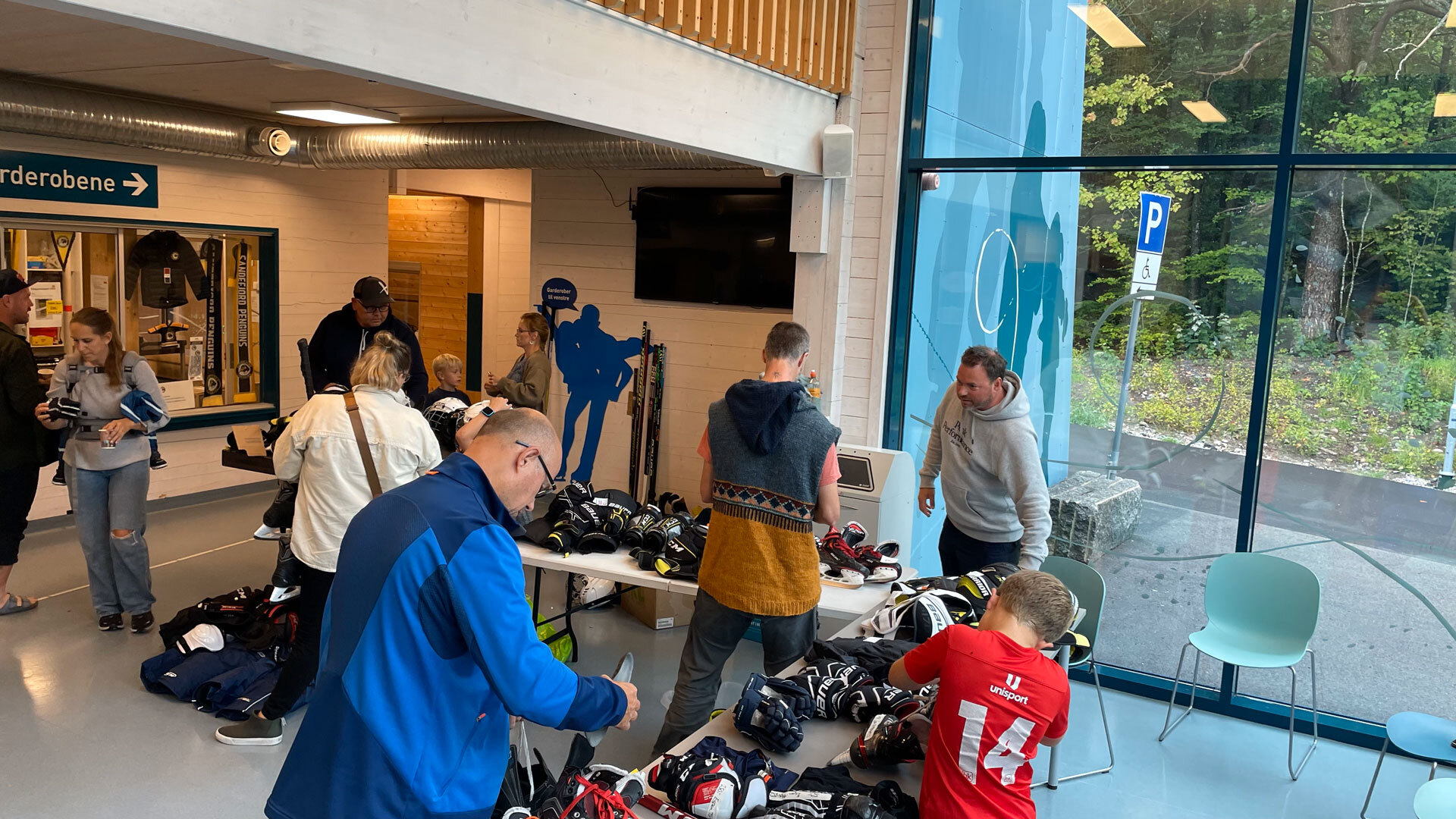 Folk som ser p&aring; hockeyutstyr