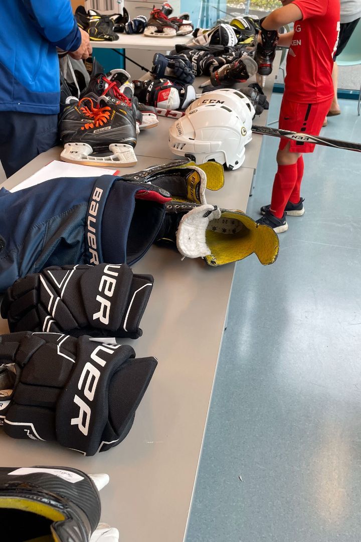 Bord med hockeyutstyr