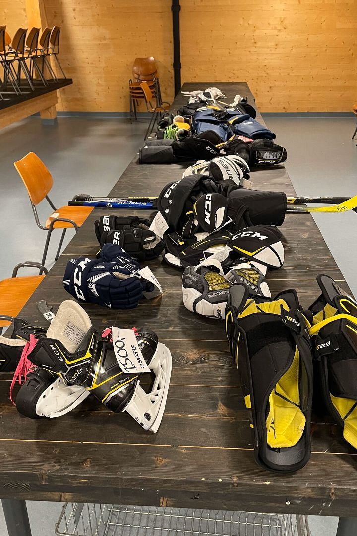 Bord med hockeyutstyr