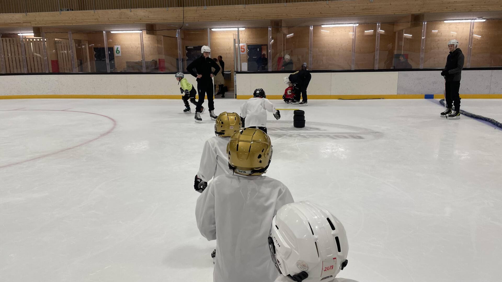 Ivrige barn p&aring; hockeyskolen