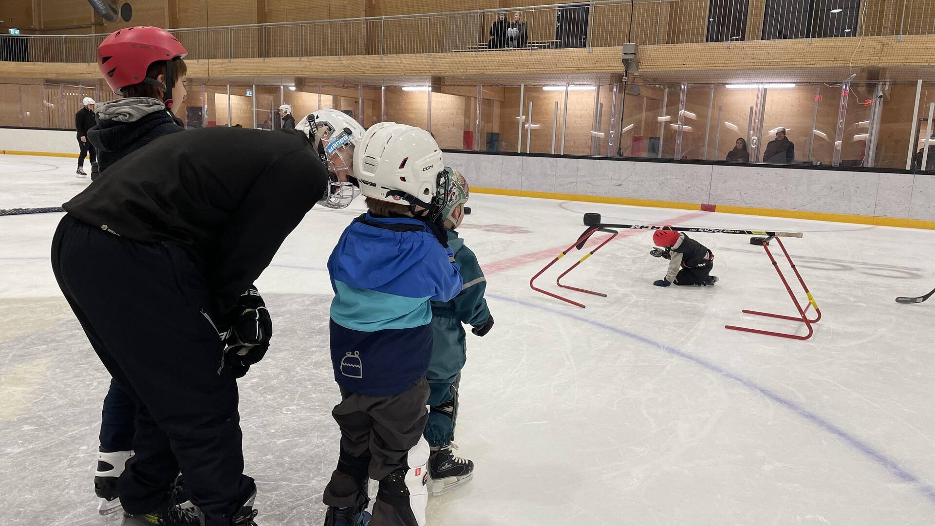 Barn som st&aring;r p&aring; sk&oslash;yter