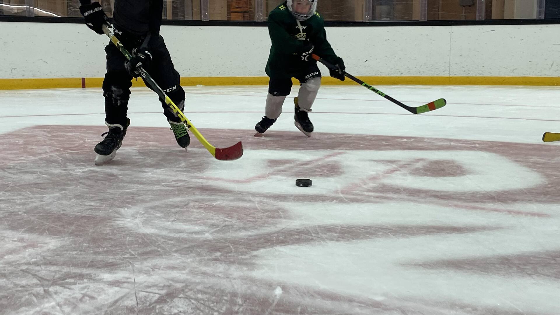 2 gutter som jakter puck