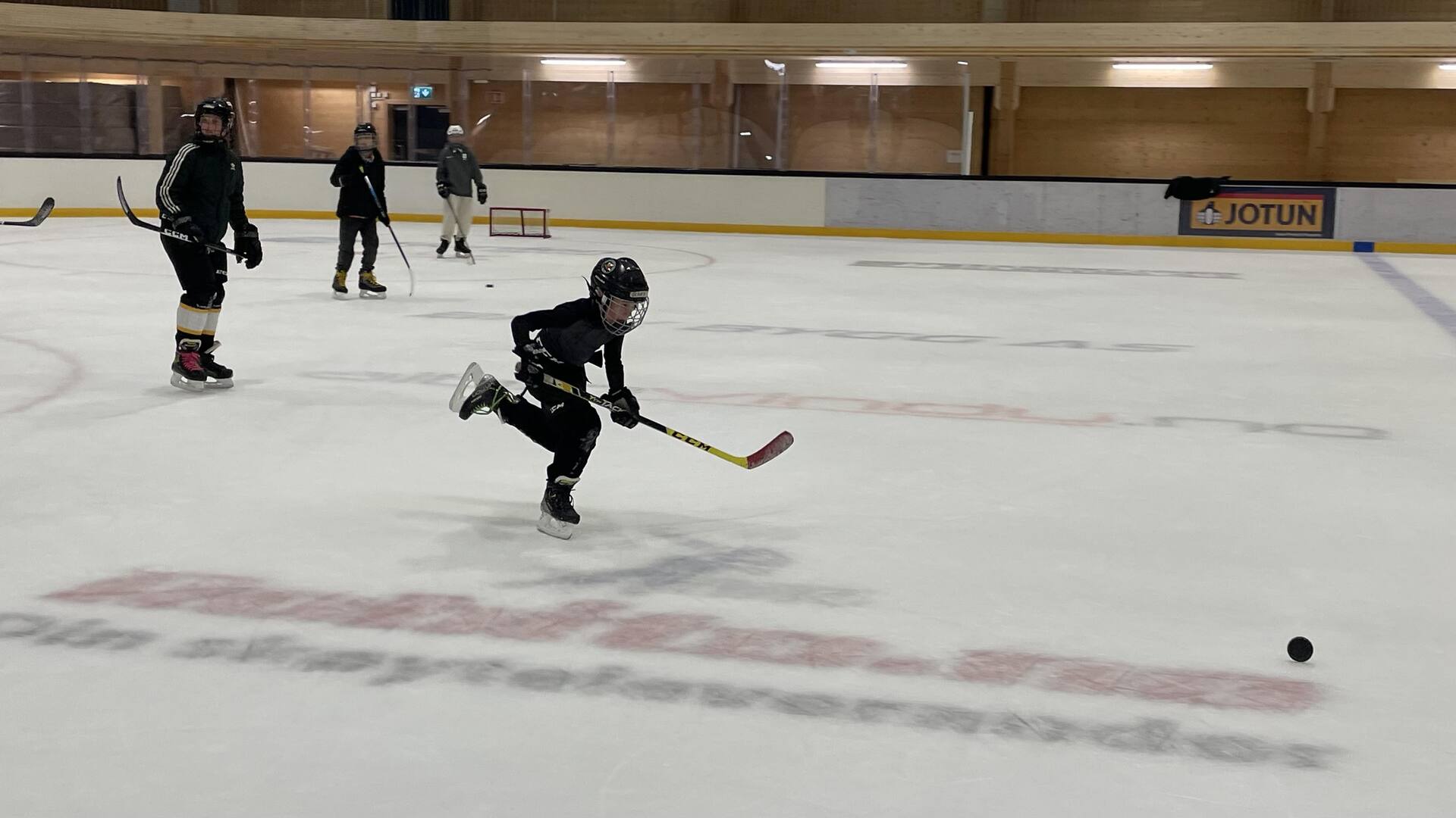 Barn som spiller hockey